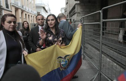 VERONICA ABAD-NO -LE-PERMITEN-ENTRAR-VICEPRESIDENCIA