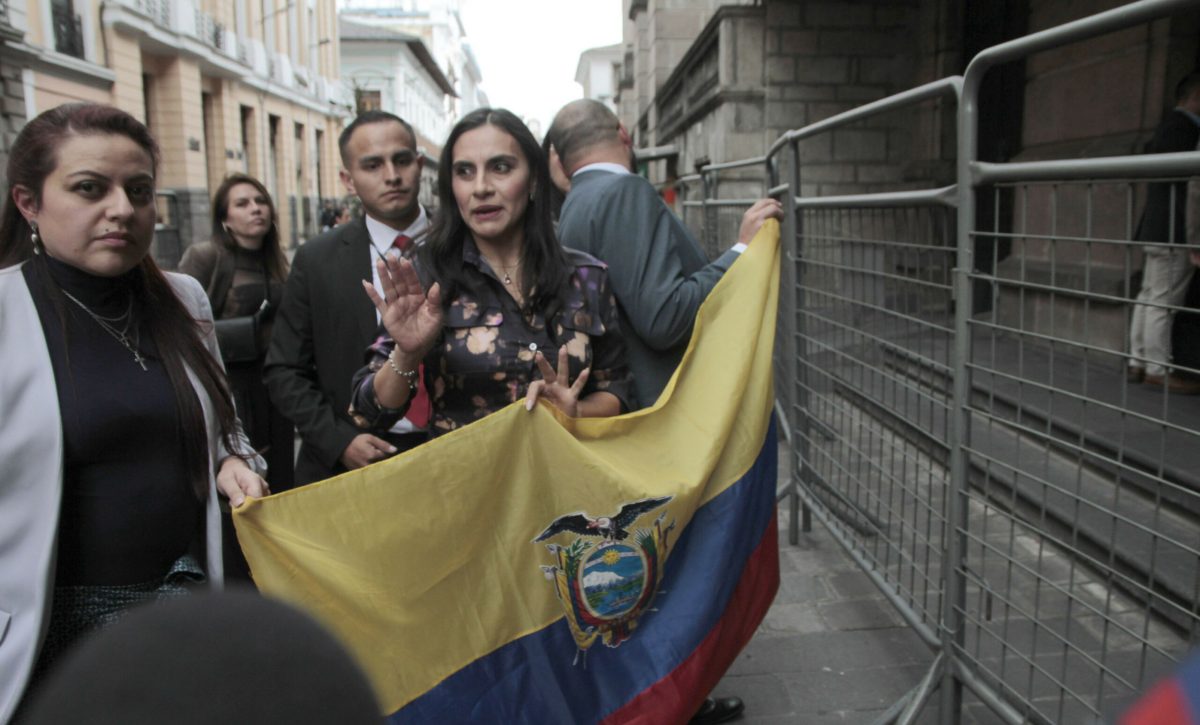 VERONICA ABAD-NO -LE-PERMITEN-ENTRAR-VICEPRESIDENCIA