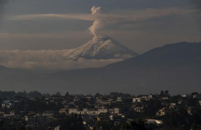 El volcán ecuatoriano Cotopaxi emana una columna de vapor, gas y ceniza de unos 800 metros