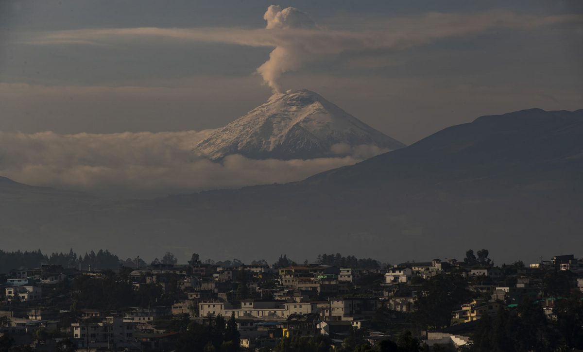 El volcán ecuatoriano Cotopaxi emana una columna de vapor, gas y ceniza de unos 800 metros