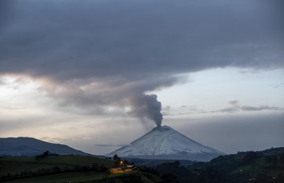 El volcán ecuatoriano Cotopaxi emana una columna de vapor de 1.300 metros
