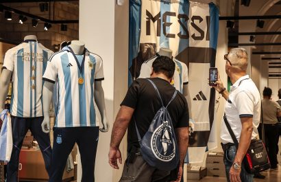 Comienza la venta de la nueva camiseta de la Albiceleste con las tres estrellas