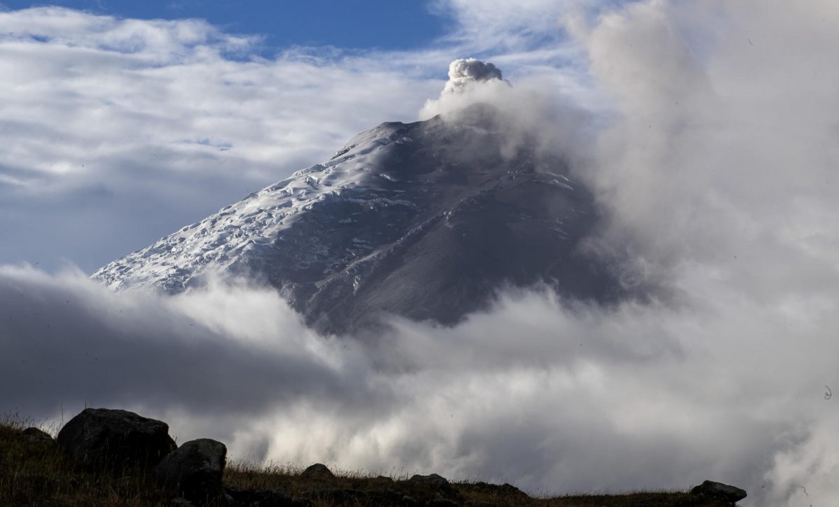 Alerta de caída de ceniza en Ecuador en zonas cercanas a dos volcanes