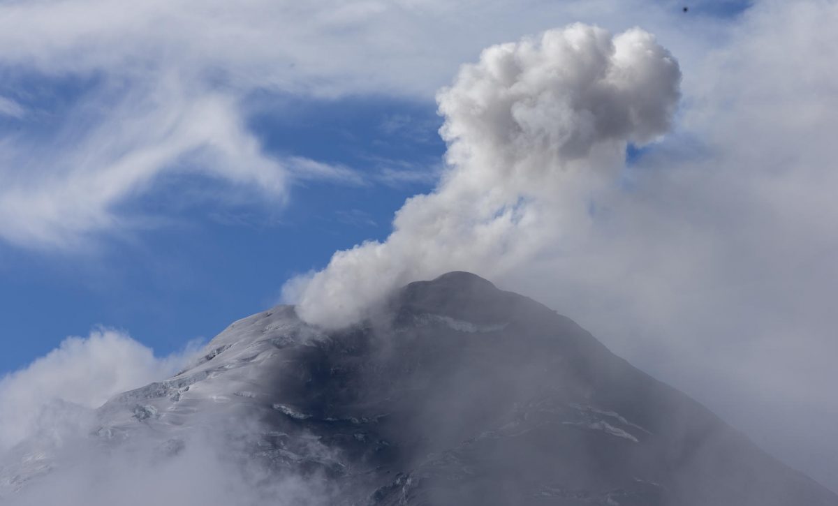 Un volcán ecuatoriano emana una columna de 1,8 kilómetros de gases y ceniza