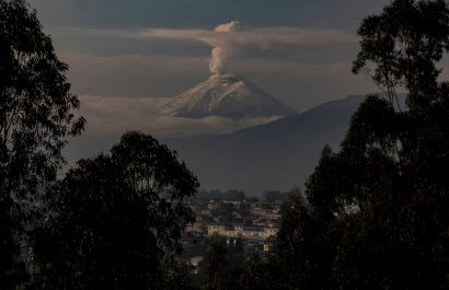 El volcán ecuatoriano Cotopaxi emite columna de gases y vapor de 500 metros