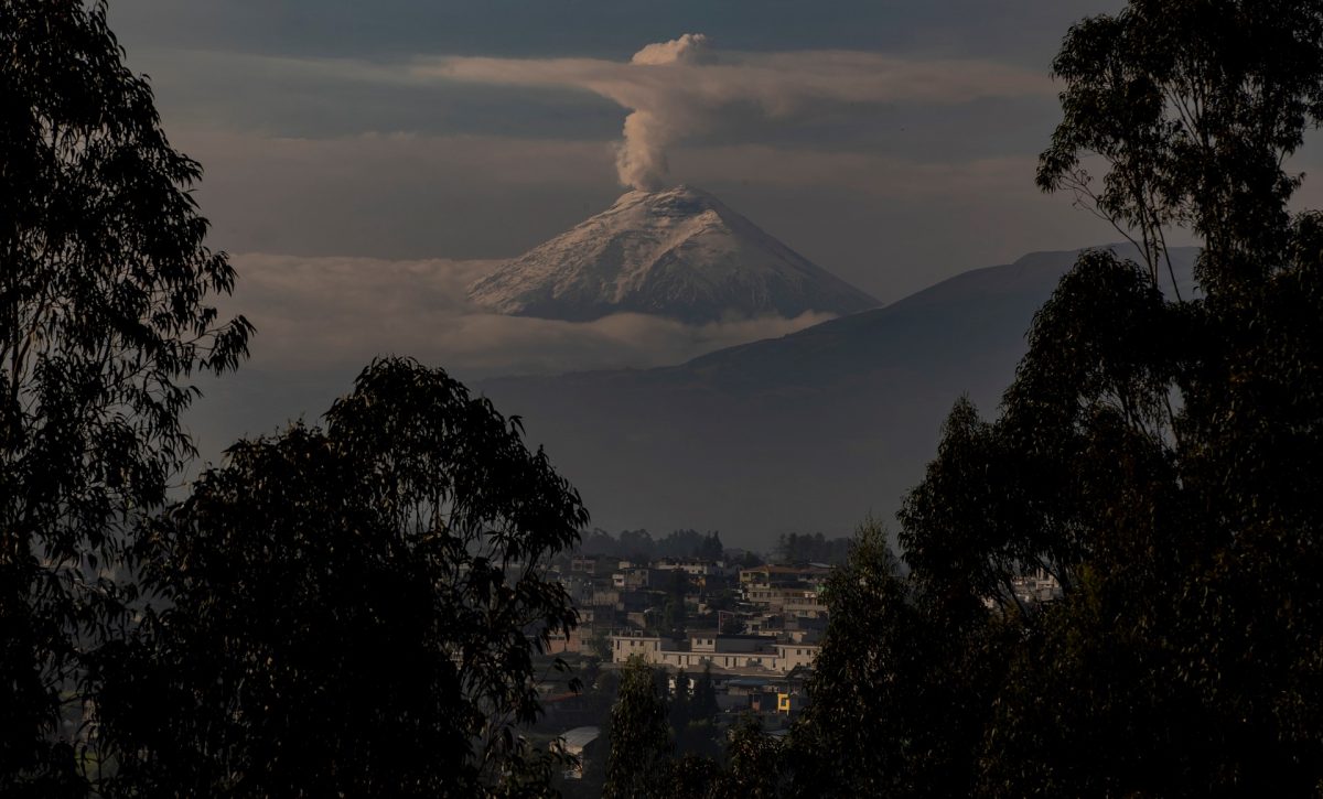 El volcán ecuatoriano Cotopaxi emite columna de gases y vapor de 500 metros
