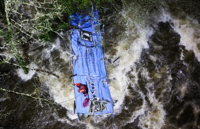 Dos fallecidos y tres desaparecidos tras caer un bus al río Lérez en Cerded