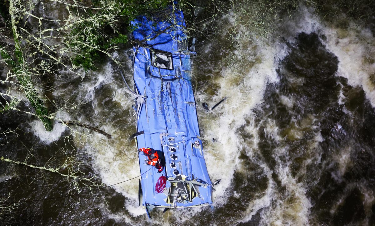 Dos fallecidos y tres desaparecidos tras caer un bus al río Lérez en Cerded