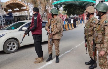 Un ataque suicida deja 27 muertos y 140 heridos en una mezquita en Pakistán