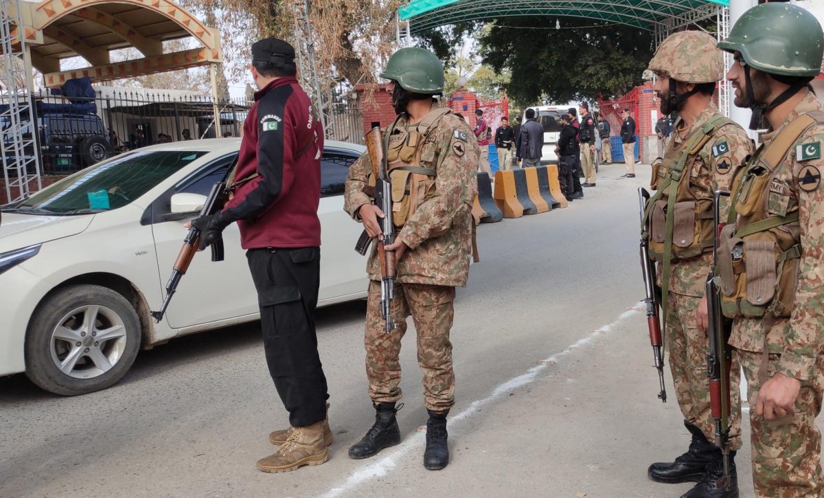 Un ataque suicida deja 27 muertos y 140 heridos en una mezquita en Pakistán