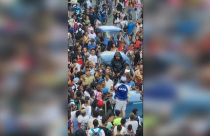 Polémica en Cuba por una lluvia de dólares desde un hotel de lujo habanero