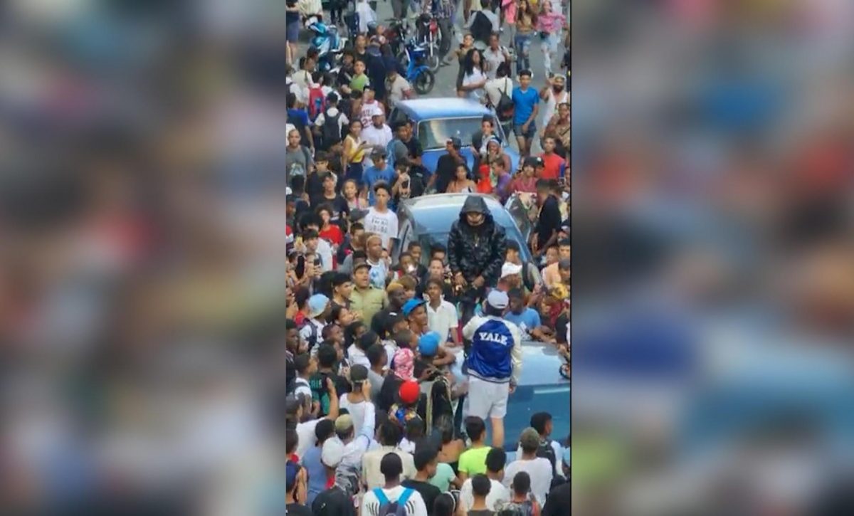Polémica en Cuba por una lluvia de dólares desde un hotel de lujo habanero