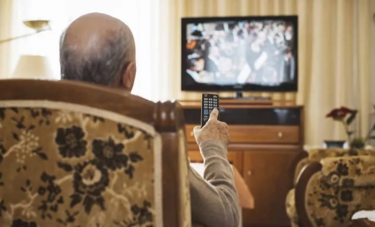 Abuelito-mira-la-TV
