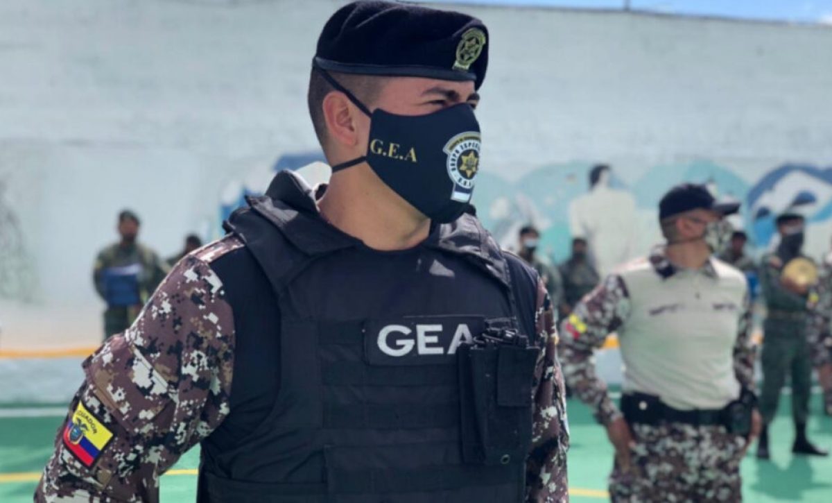 Agentes-de-Seguridad-Penitenciaria-se-graduaron-en-Quito-durante-una-ceremonia.