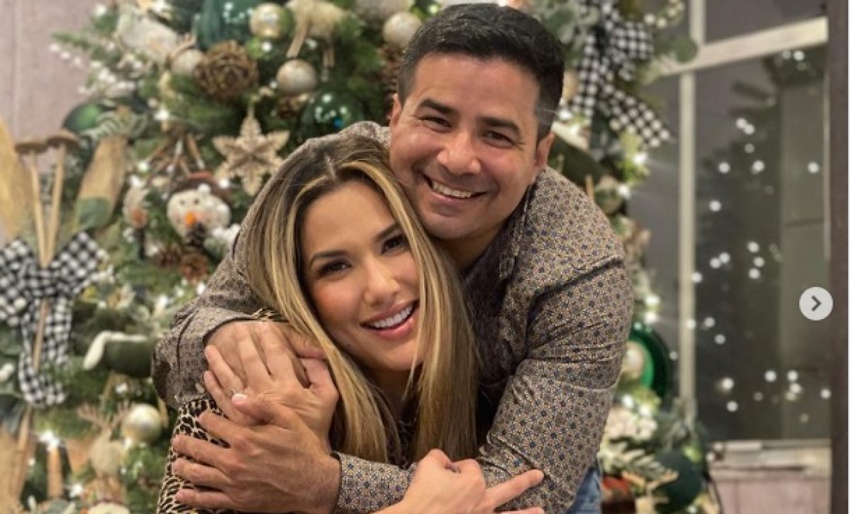 Alejandra-Jaramillo-junto-a-su-amigo-y-tambien-presentador-Henry-Bustamante.