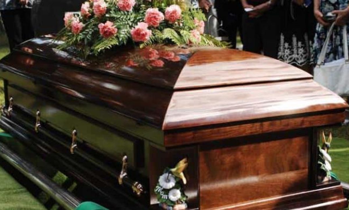 Anciano-finge-su-funeral-para-saber-como-sera