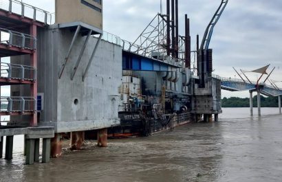 Dos-barcazas-abandonadas-chocaron-con-el-puente-que-une-Duran-con-la-Isla-Santay