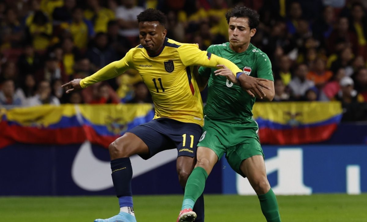 El-delantero-Michael-Estrada-utilizando-el-uniforme-titular-de-la-seleccion-ecuatoriana-de-futbol.