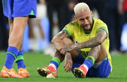 El-jugador-brasileno-Neymar-Jr.-lloro-de-manera-desconsolada-tras-la-eliminacion-de-su-seleccion-en-el-Mundial-de-Qatar-2022.