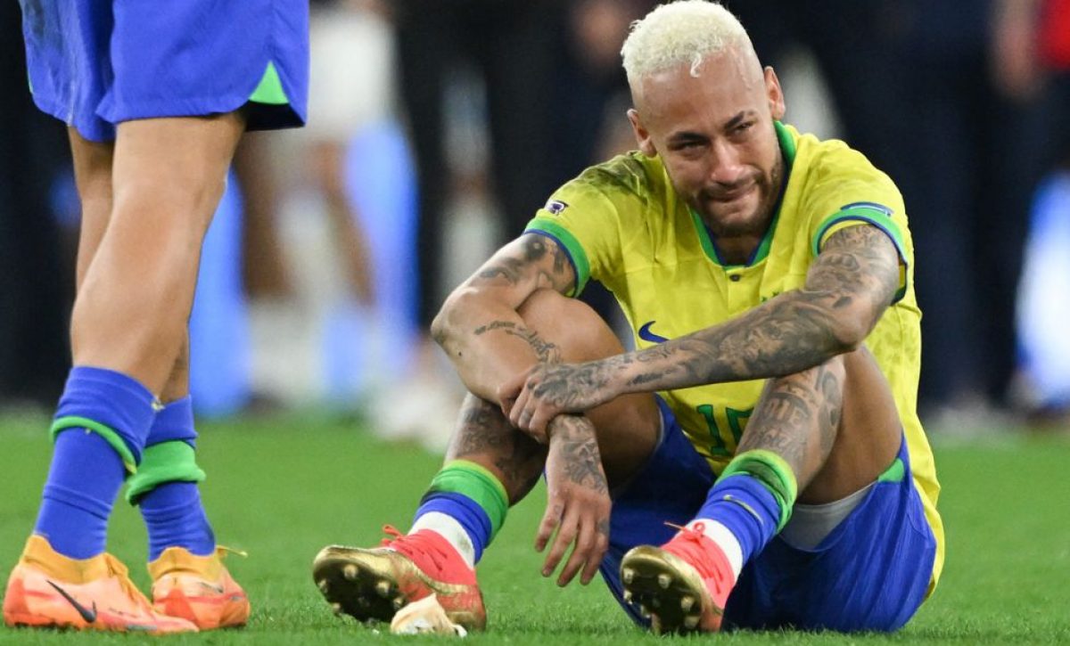 El-jugador-brasileno-Neymar-Jr.-lloro-de-manera-desconsolada-tras-la-eliminacion-de-su-seleccion-en-el-Mundial-de-Qatar-2022.