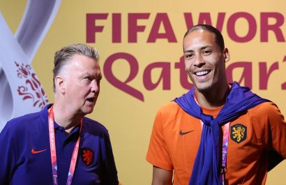 El-tecnico-Louis-Van-Gaal-izq.-junto-al-defensa-Virgil-van-Dijk-figura-de-Holanda