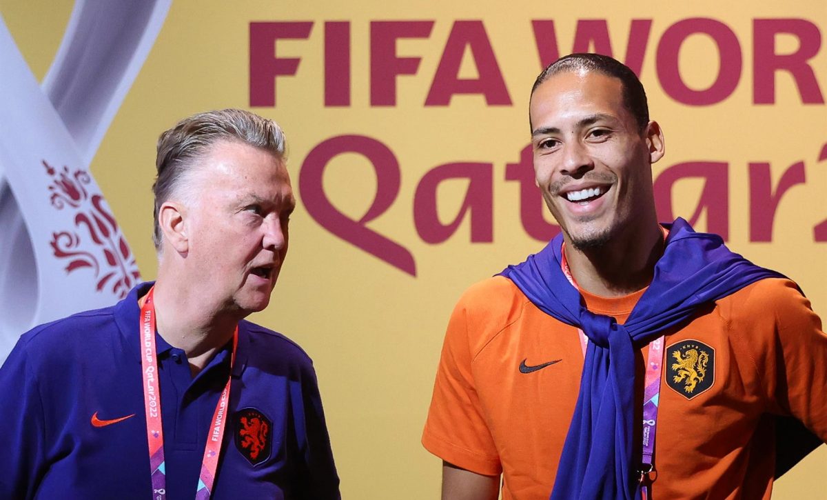 El-tecnico-Louis-Van-Gaal-izq.-junto-al-defensa-Virgil-van-Dijk-figura-de-Holanda