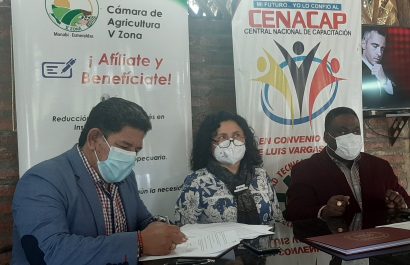 Fausto-Alvarez-principal-de-la-Camara-de-Agricultura-zona-cinco-firmando-el-convenio-con-Cenacap-en-dias-pasados-