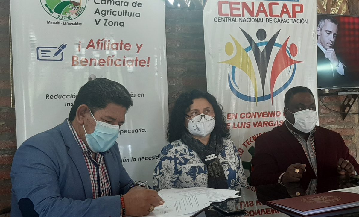 Fausto-Alvarez-principal-de-la-Camara-de-Agricultura-zona-cinco-firmando-el-convenio-con-Cenacap-en-dias-pasados-