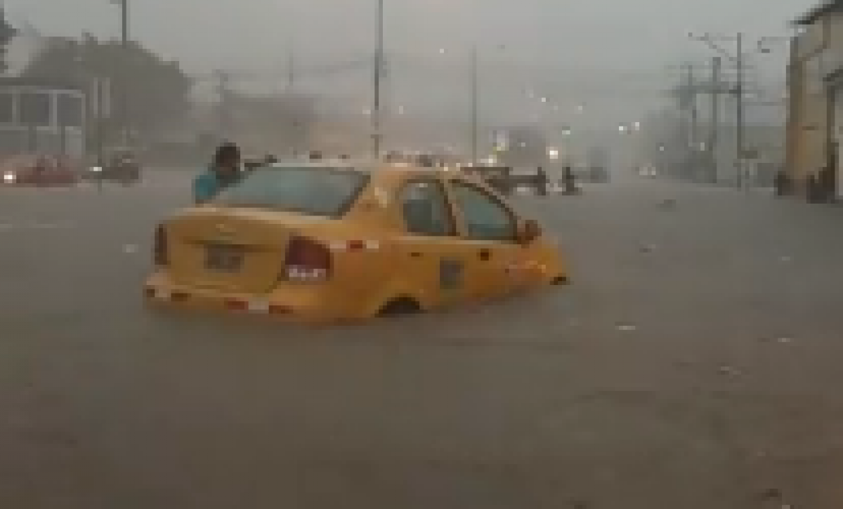 Fuerte-lluvia-en-Guayaquil-deja-varias-afectaciones-1
