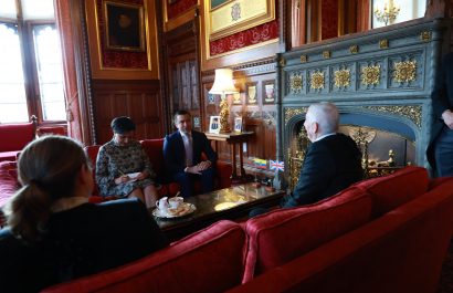 Ecuador y Reino Unido dialogan sobre democracia y legislación en visita oficial de Noboa