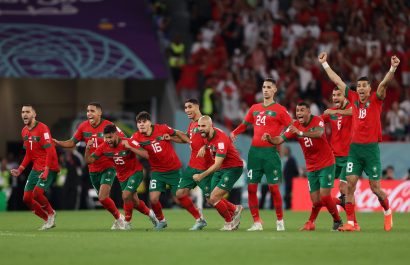 Jugadores-de-la-seleccion-de-futbol-de-Marruecos-festejan-la-clasificacion-a-cuartos-de-final-en-el-Mundial-de-Qatar