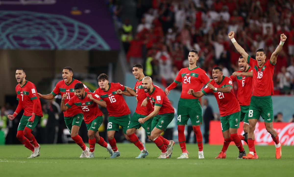 Jugadores-de-la-seleccion-de-futbol-de-Marruecos-festejan-la-clasificacion-a-cuartos-de-final-en-el-Mundial-de-Qatar