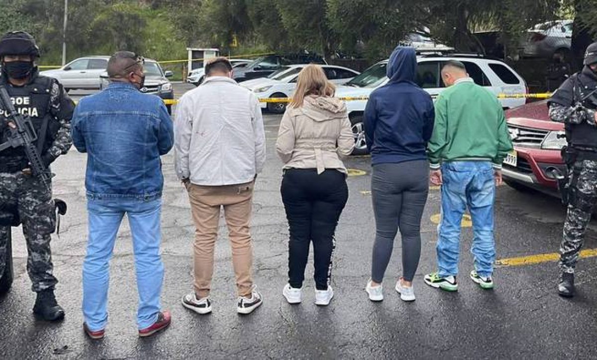 Los-sospechosos-fueron-detenidos-durante-un-operativo-realizado-en-el-Ministerio-de-Defensa-en-Quito.