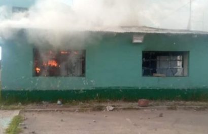 Manifestantes-atacan-y-queman-una-comisaria-policial-en-el-sur-de-Peru
