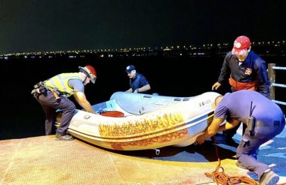 Miembros-del-Cuerpo-de-Bomberos-de-Duran-colaboraron-en-el-rescate-de-la-mujer-que-cayo-del-puente-de-la-Unidad-Nacional