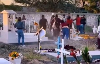 Personas-se-pelean-en-un-cementerio-de-Mexico.
