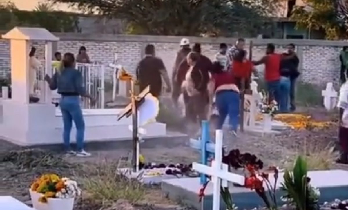 Personas-se-pelean-en-un-cementerio-de-Mexico.