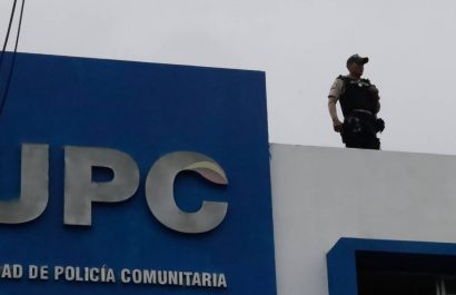 Policias-vigilan-desde-los-techos-de-las-UPC