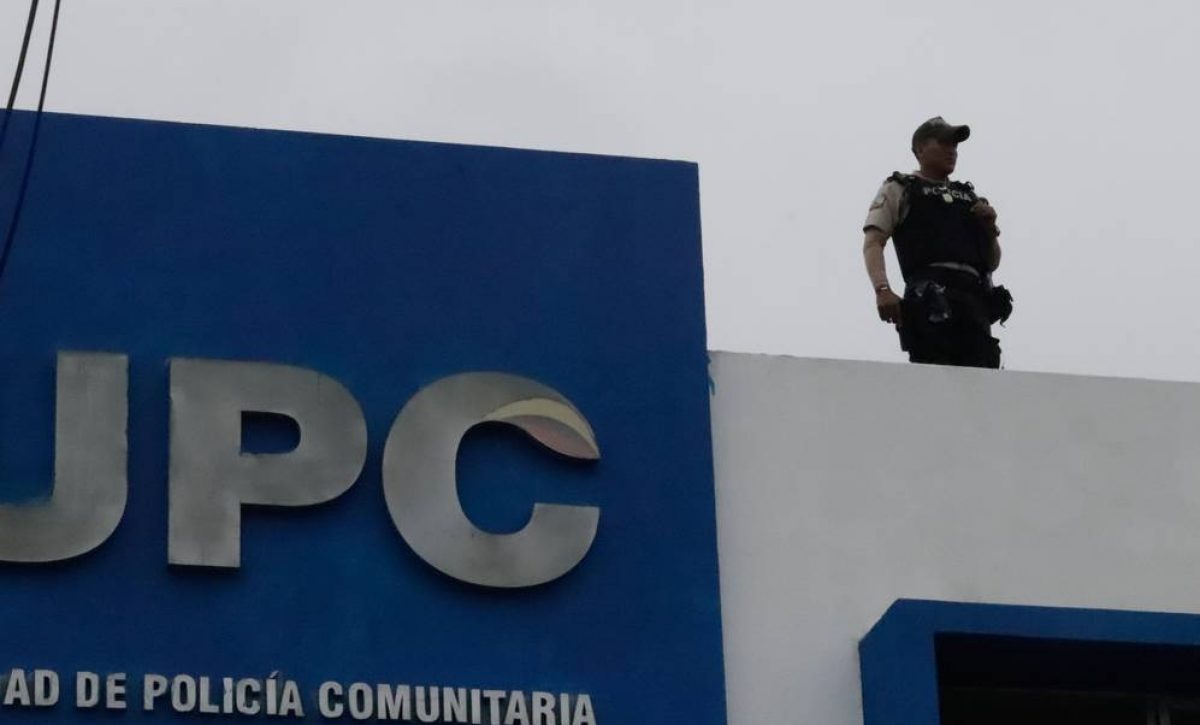 Policias-vigilan-desde-los-techos-de-las-UPC