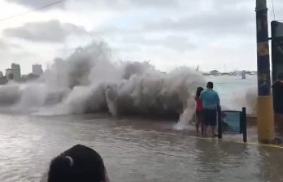 Videos-muestran-fuerte-oleaje-en-el-Malecon-de-Salinas