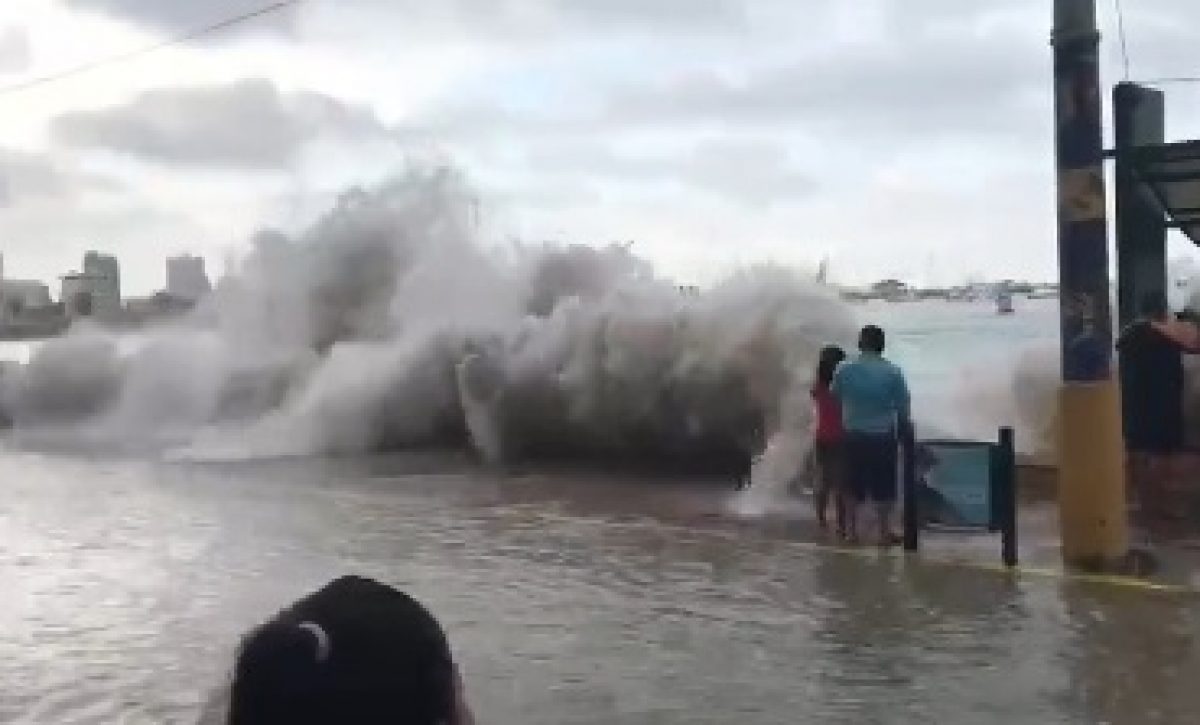 Videos-muestran-fuerte-oleaje-en-el-Malecon-de-Salinas