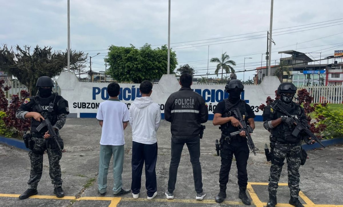 a-dos-alumnos-de-un-colegio-de-santo-domingo-de-los-tsachilas-los-pusieron-a-ordenes-de-las-autoridades-de-justicia