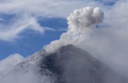 El volcán Cotopaxi emana columnas de gases de hasta 500 metros