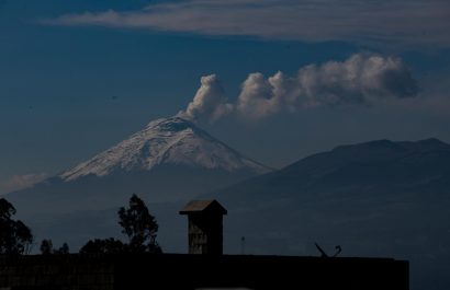 El volcán ecuatoriano Cotopaxi lanza nube de ceniza de un kilómetro de altura