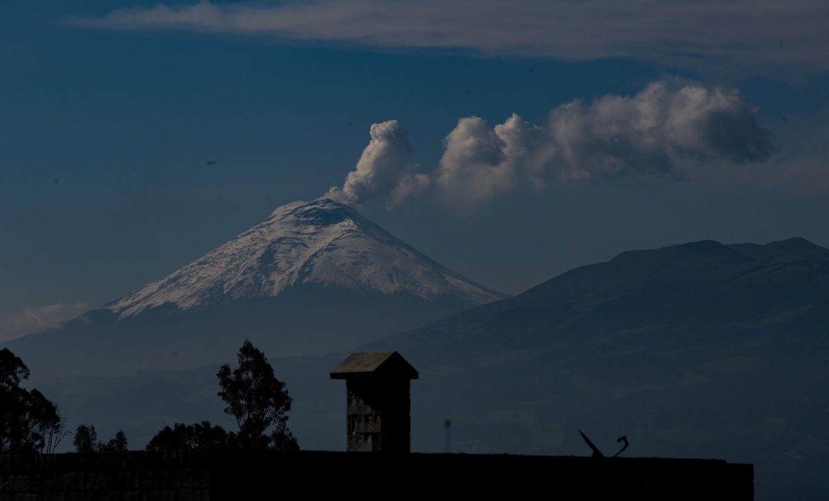 El volcán ecuatoriano Cotopaxi lanza nube de ceniza de un kilómetro de altura