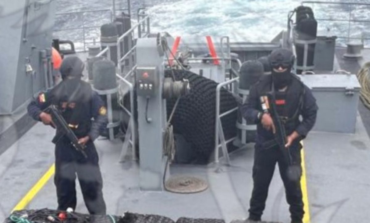 agentes-del-bloque-de-seguridad-de-ecuador-interceptaron-una-lancha-en-la-que-se-transportaba-un-cargamento-de-droga