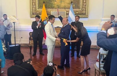 alvaro-noboa-el-hombre-mas-rico-del-ecuador-fue-condecorado-por-su-hijo-y-presidente-de-la-republica-daniel-noboa