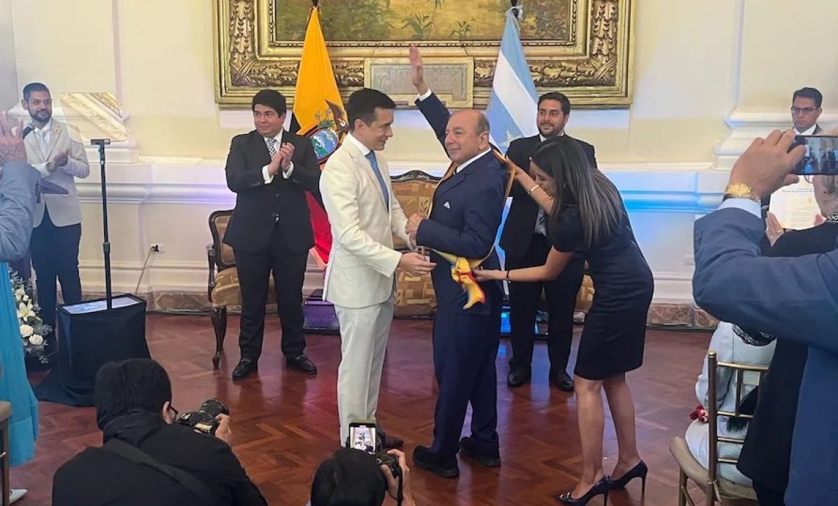 alvaro-noboa-el-hombre-mas-rico-del-ecuador-fue-condecorado-por-su-hijo-y-presidente-de-la-republica-daniel-noboa