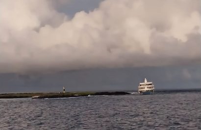 armada-rescato-a-tripulantes-y-pasajeros-del-barco-cormoran-ii-varado-en-las-islas-galapagos