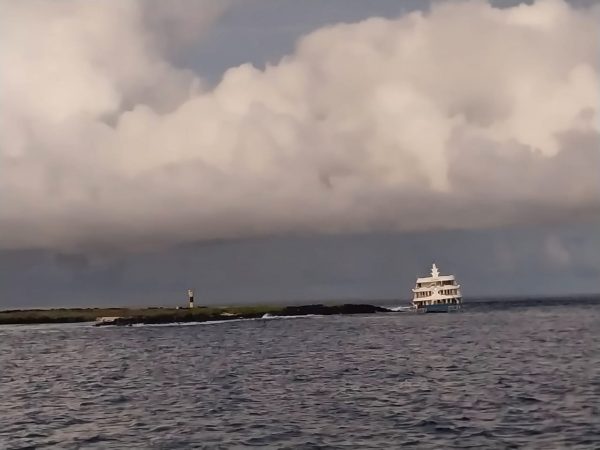 armada-rescato-a-tripulantes-y-pasajeros-del-barco-cormoran-ii-varado-en-las-islas-galapagos
